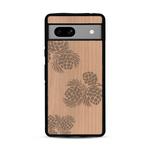Coque de protection en bois véritable fabriquée en France pour  sur le thème de la nature des arbres avec un motif de gravure représentant des épines de sapin et des pommes de pin