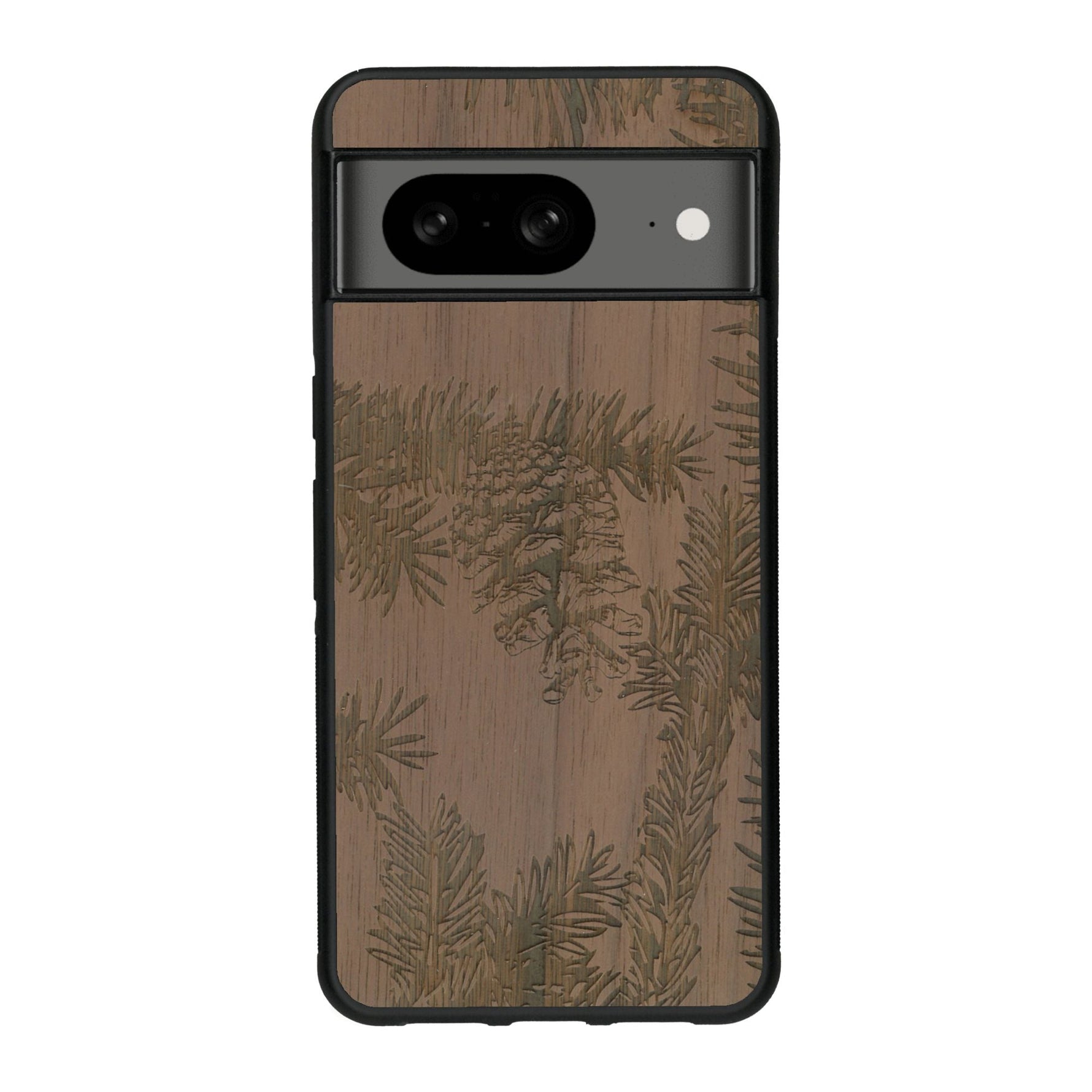 Coque de protection en bois véritable fabriquée en France pour Google Pixel 7A sur le thème de la nature des arbres avec un motif de gravure représentant des épines de sapin et des pommes de pin