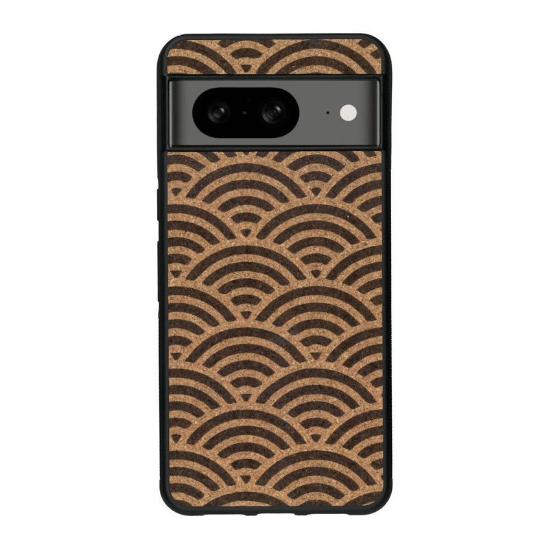 Coque de protection en bois véritable fabriquée en France pour Google Pixel 7A baptisée "La Sinjak" avec un motif de gravure abstrait représentant la répétition d'un symbole wifi