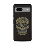 Coque de protection en bois véritable fabriquée en France pour  alliant du chêne fumé avec du métal argenté et doré représentant une tête de mort mexicaine sur le thème Dia de los Muertos