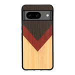 Coque de protection en bois véritable fabriquée en France pour Google Pixel 7A alliant du chêne fumé, du padouk et du bambou en forme de chevron sur le thème de l'art abstrait
