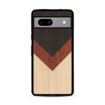 Coque de protection en bois véritable fabriquée en France pour  alliant du chêne fumé, du padouk et du bambou en forme de chevron sur le thème de l'art abstrait