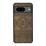 Coque de protection en bois véritable fabriquée en France pour Google Pixel 7A avec des motifs géométriques s'inspirant des temples aztèques, mayas et incas