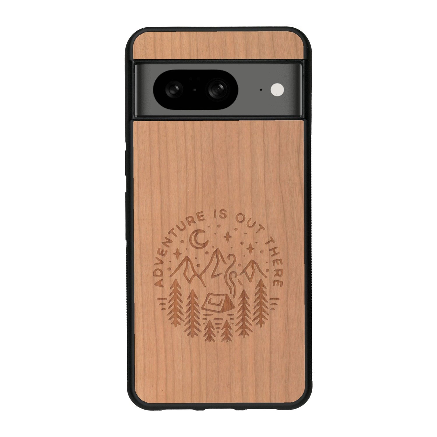 Coque de protection en bois véritable fabriquée en France pour Google Pixel 7A sur le thème du camping en pleine nature et du bivouac avec la phrase "Aventure is out there"