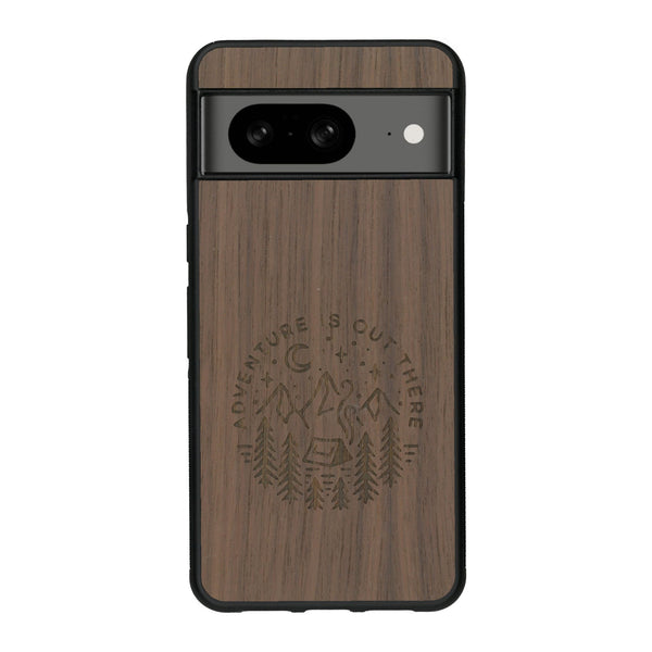 Coque de protection en bois véritable fabriquée en France pour Google Pixel 7A sur le thème du camping en pleine nature et du bivouac avec la phrase "Aventure is out there"