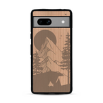 Coque de protection en bois véritable fabriquée en France pour  sur le thème du camping en pleine nature représentant une tente avec un feu de camp entouré de montagnes