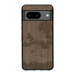Coque de protection en bois véritable fabriquée en France pour Google Pixel 7A sur le thème du camping en pleine nature représentant une tente avec un feu de camp entouré de montagnes