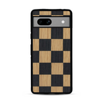 Coque de protection en bois véritable fabriquée en France pour Google Pixel 7A alliant plusieurs essences de bois pour représenter un damier