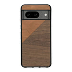 Coque de protection en bois véritable fabriquée en France pour Google Pixel 7A alliant du merisier et du noyer formant chacun un triangle avec une jointure en diagonale sur le thème de l'art abstrait