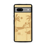 Coque de protection en bois véritable fabriquée en France pour  sur le thème des voyages en vans, vanlife et chill avec une gravure représentant un van vw combi devant le soleil couchant sur une plage avec des vagues
