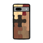 Coque de protection en bois véritable fabriquée en France pour  représentant un puzzle en six pièces qui allie du chêne fumé, du noyer, du bambou, du padouk, du merisier et de l'acajou