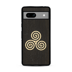 Coque de protection en bois véritable fabriquée en France pour  alliant du chêne fumé et du bambou et doré représentant un triskell