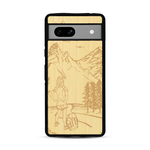 Coque de protection en bois véritable fabriquée en France pour  sur le thème de la randonnée en montagne et de l'aventure avec une gravure représentant une femme de dos face à un paysage de nature