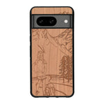 Coque de protection en bois véritable fabriquée en France pour Google Pixel 7A sur le thème de la randonnée en montagne et de l'aventure avec une gravure représentant une femme de dos face à un paysage de nature