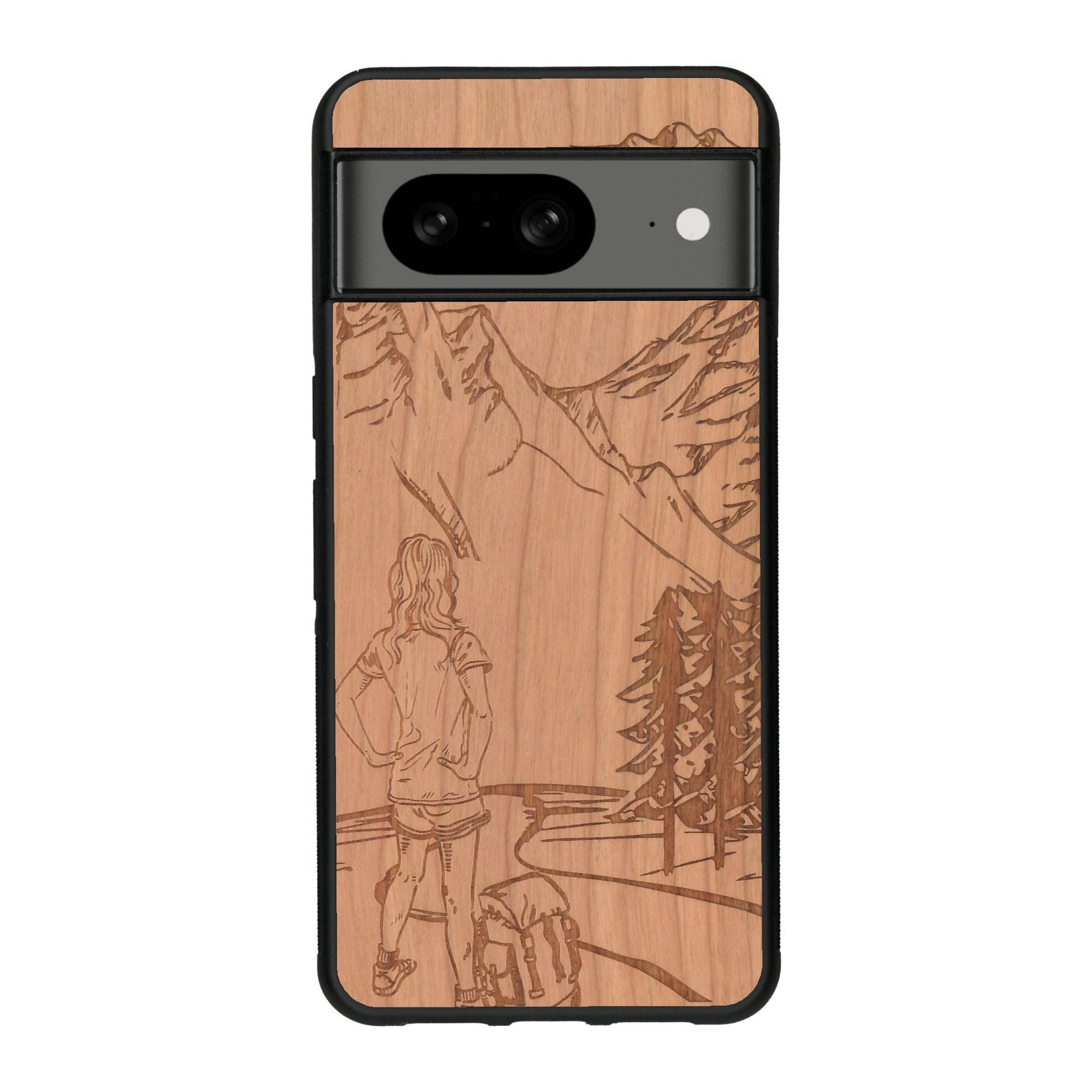 Coque de protection en bois véritable fabriquée en France pour Google Pixel 7A sur le thème de la randonnée en montagne et de l'aventure avec une gravure représentant une femme de dos face à un paysage de nature