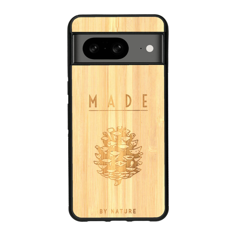 Coque de protection en bois véritable fabriquée en France pour Google Pixel 7A sur le thème de la nature et des arbres avec une gravure représentant une pomme de pin et la phrase "made by nature"
