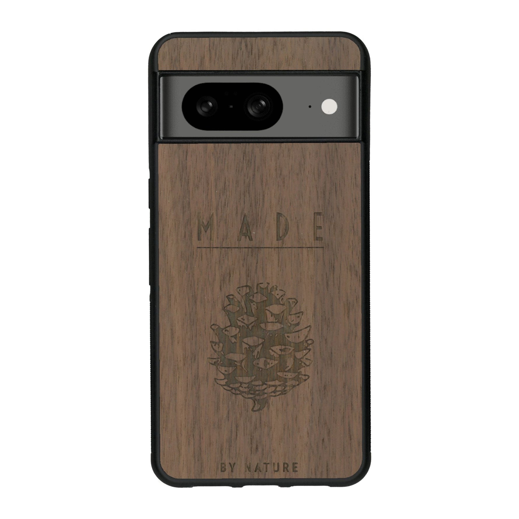 Coque de protection en bois véritable fabriquée en France pour Google Pixel 7A sur le thème de la nature et des arbres avec une gravure représentant une pomme de pin et la phrase "made by nature"