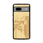 Coque de protection en bois véritable fabriquée en France pour  sur le thème chill avec un motif représentant une silouhette tenant une planche de surf sur une plage entouré de palmiers et les mots "Surf Time Long Beach Miami"