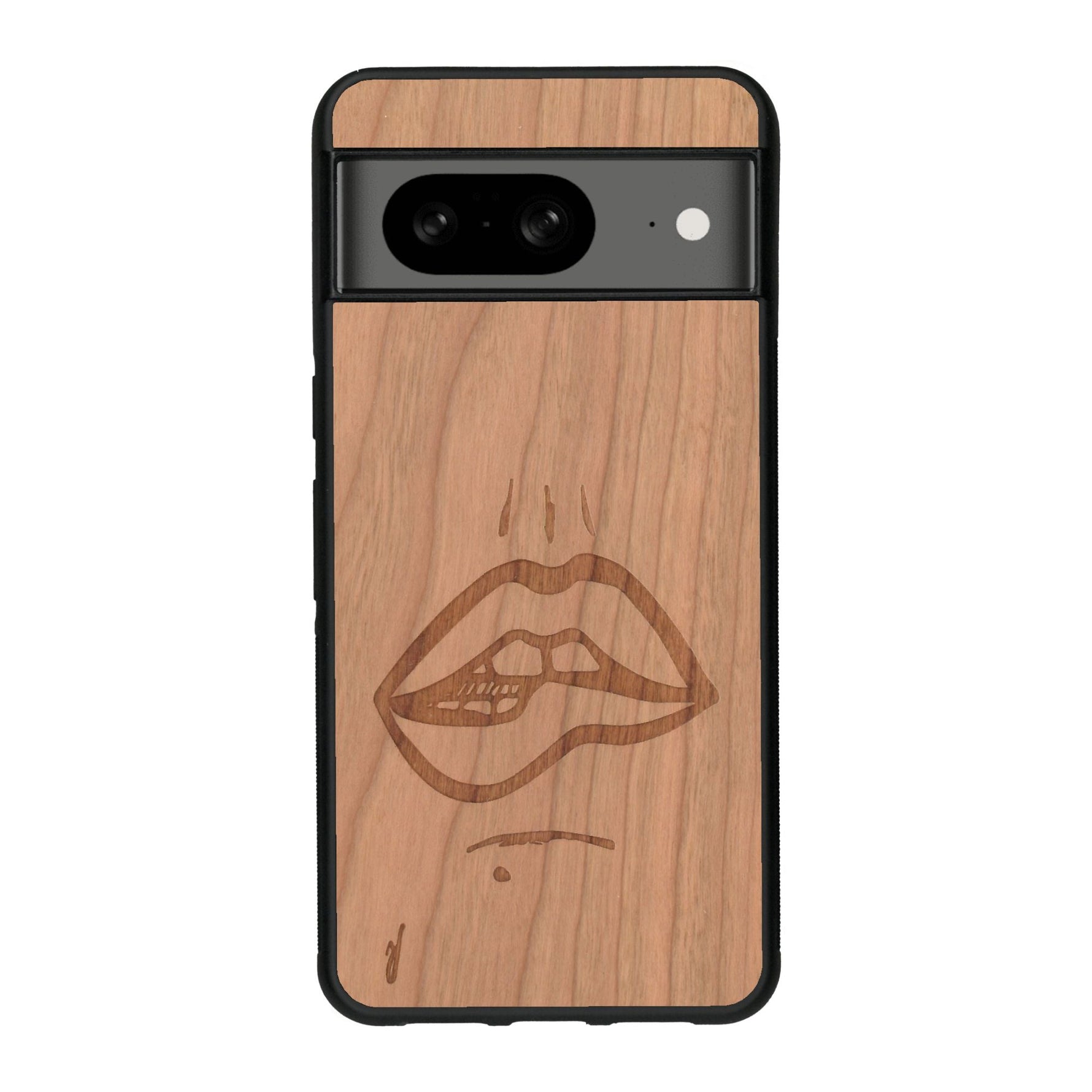 Coque de protection en bois véritable fabriquée en France pour Google Pixel 7A représentant de manière minimaliste une bouche de féminine se mordant le coin de la lèvre de manière sensuelle dessinée à la main par l'artiste Maud Dabs
