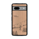Coque de protection en bois véritable fabriquée en France pour  sur le thème de la montagne, du ski et de la neige avec un motif représentant une paire de ski plantée dans la neige avec en fond des montagnes enneigées