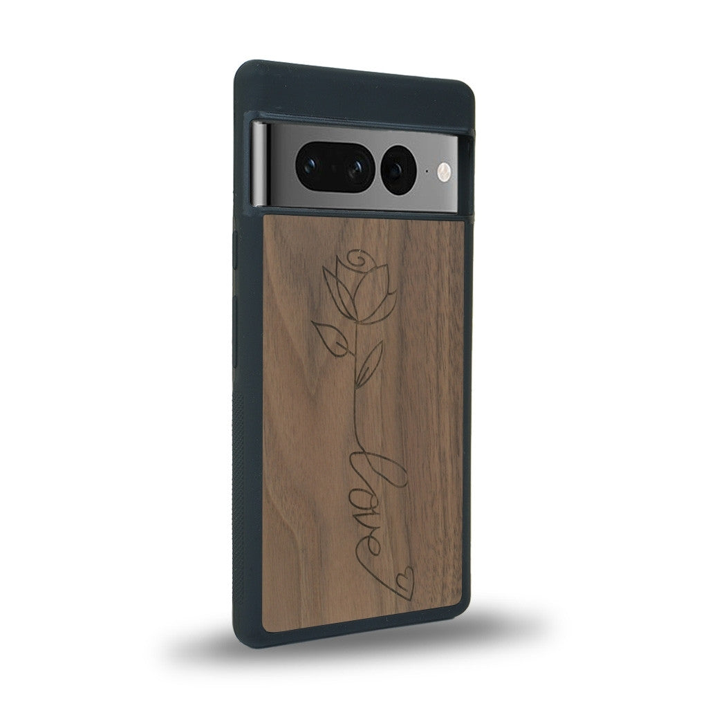 Coque de protection en bois véritable fabriquée en France pour Google Pixel 7pro sur le thème de la fête des mères avec un motif représentant une fleur dont la tige forme le mot "love"