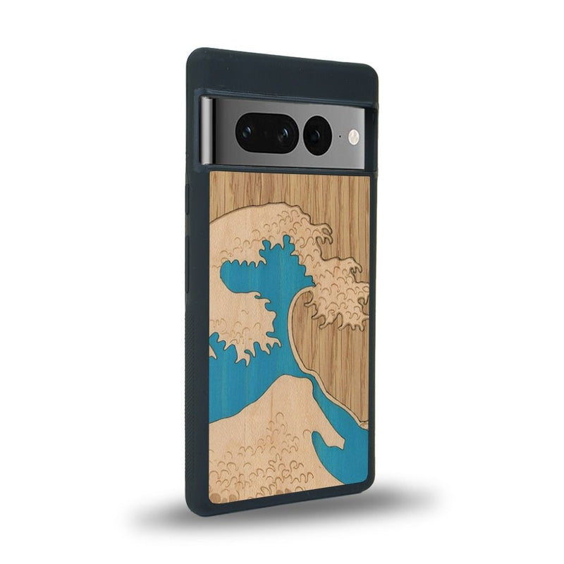 Coque de protection en bois véritable fabriquée en France pour Google Pixel 7pro alliant plusieurs essences de bois pour représenter la célèbre grande vague de Kanagawa