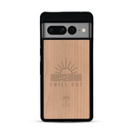 Coque de protection en bois véritable fabriquée en France pour  sur le thème chill avec un motif représentant un couché de soleil sur l'océan et la phrase "Chill out"