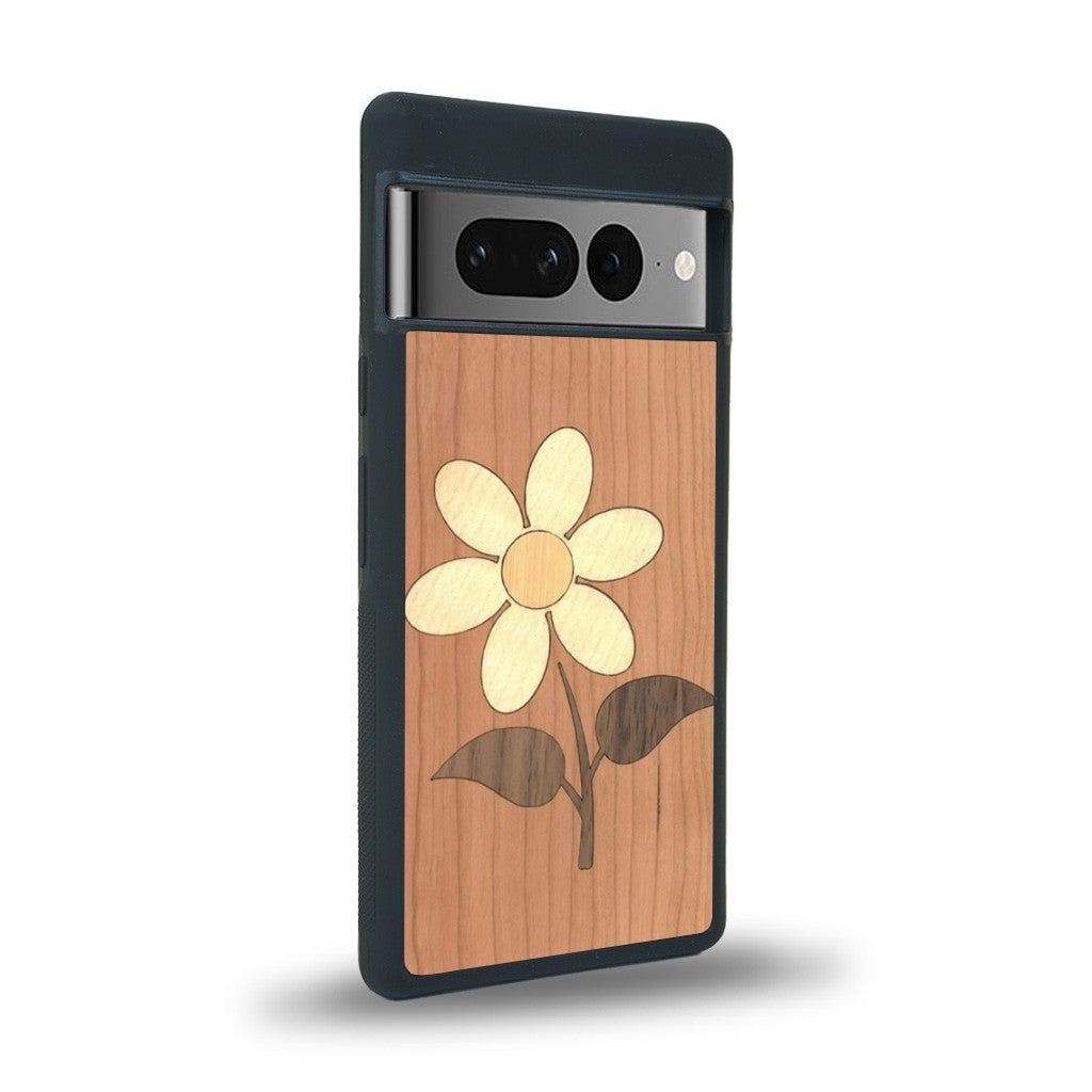 Coque de protection en bois véritable fabriquée en France pour Google Pixel 7pro alliant plusieurs essences de bois pour représenter une marguerite