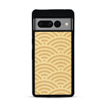 Coque de protection en bois véritable fabriquée en France pour  baptisée "La Sinjak" avec un motif de gravure abstrait représentant la répétition d'un symbole wifi
