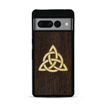 Coque de protection en bois véritable fabriquée en France pour  alliant du chêne fumé et du bambou représentant une triquetra