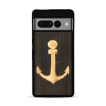 Coque de protection en bois véritable fabriquée en France pour  sur le thème nautique avec un bois clair et un bois foncé représentant une ancre de bateau