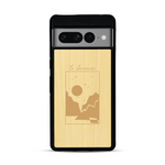 Coque de protection en bois véritable fabriquée en France pour  sur le thème du camping en pleine nature et du bivouac avec la phrase "Aventure is out there"