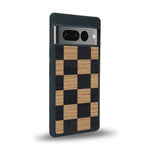 Coque de protection en bois véritable fabriquée en France pour Google Pixel 7pro alliant plusieurs essences de bois pour représenter un damier