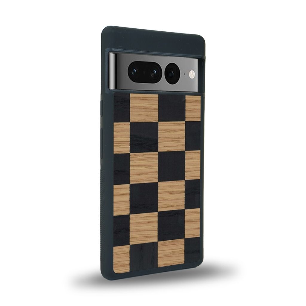 Coque de protection en bois véritable fabriquée en France pour Google Pixel 7pro alliant plusieurs essences de bois pour représenter un damier