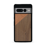 Coque de protection en bois véritable fabriquée en France pour  alliant du merisier et du noyer formant chacun un triangle avec une jointure en diagonale sur le thème de l'art abstrait
