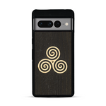 Coque de protection en bois véritable fabriquée en France pour  alliant du chêne fumé et du bambou et doré représentant un triskell