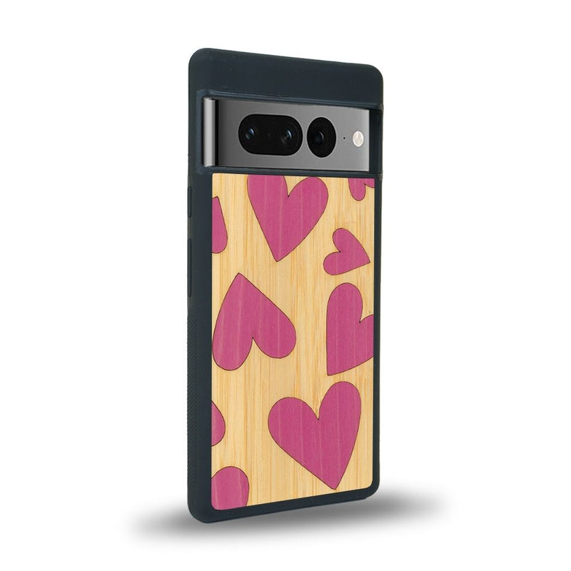 Coque de protection en bois véritable fabriquée en France pour Google Pixel 7pro alliant plusieurs essences de bois pour représenter des coeurs pour les amoureux