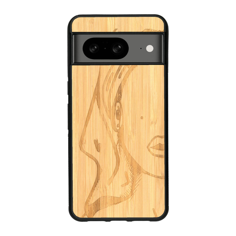 Coque de protection en bois véritable fabriquée en France pour Google Pixel 8 représentant une silhouette féminine épurée de type line art en collaboration avec l'artiste Maud Dabs