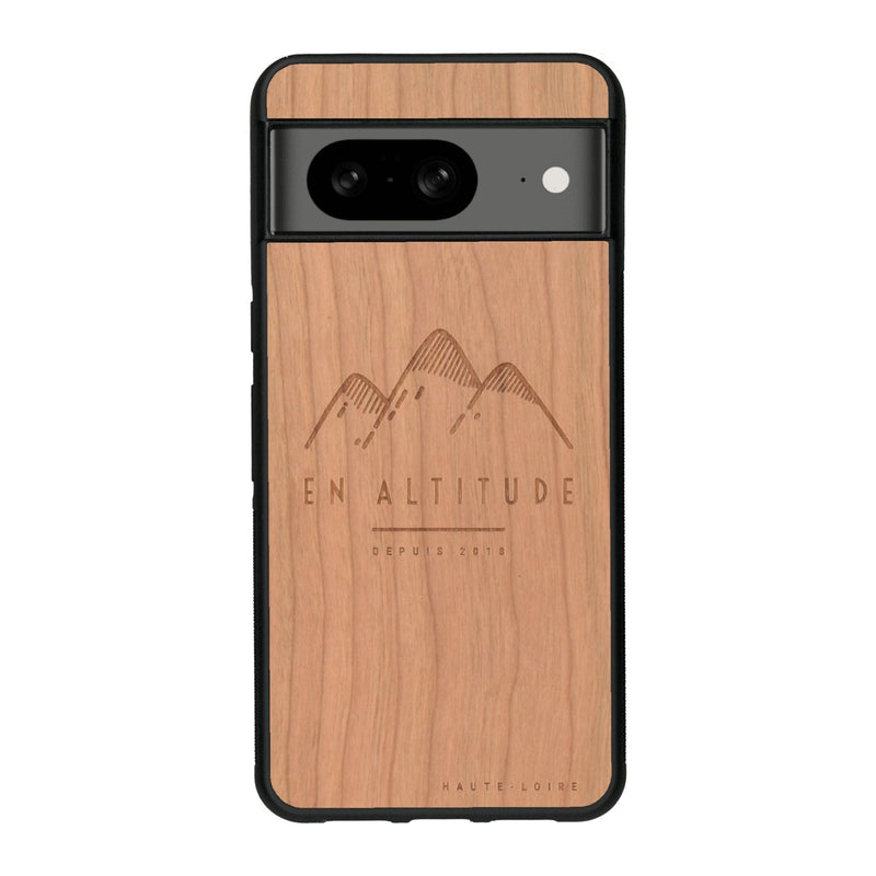 Coque de protection en bois véritable fabriquée en France pour Google Pixel 8 représentant des montagnes, sur le thème de la randonnée en pleine nature et du trail