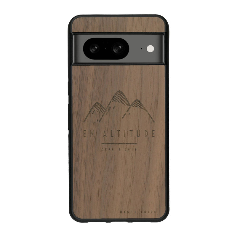 Coque de protection en bois véritable fabriquée en France pour Google Pixel 8 représentant des montagnes, sur le thème de la randonnée en pleine nature et du trail