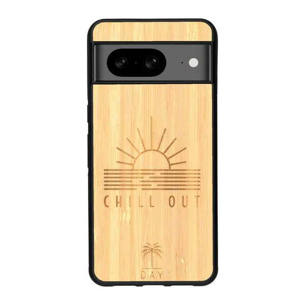 Coque de protection en bois véritable fabriquée en France pour Google Pixel 8 sur le thème chill avec un motif représentant un couché de soleil sur l'océan et la phrase "Chill out"