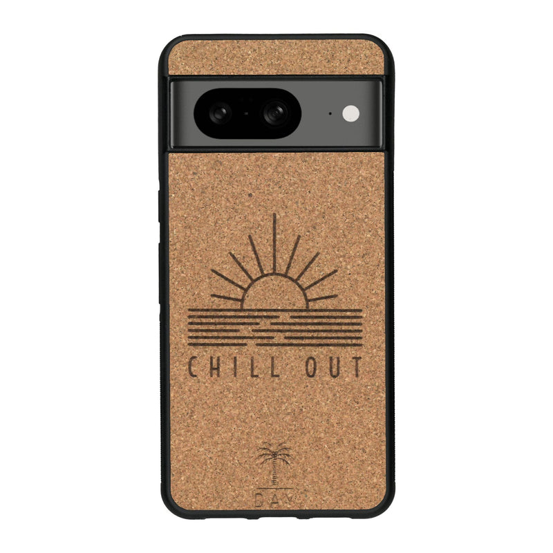 Coque de protection en bois véritable fabriquée en France pour Google Pixel 8 sur le thème chill avec un motif représentant un couché de soleil sur l'océan et la phrase "Chill out"
