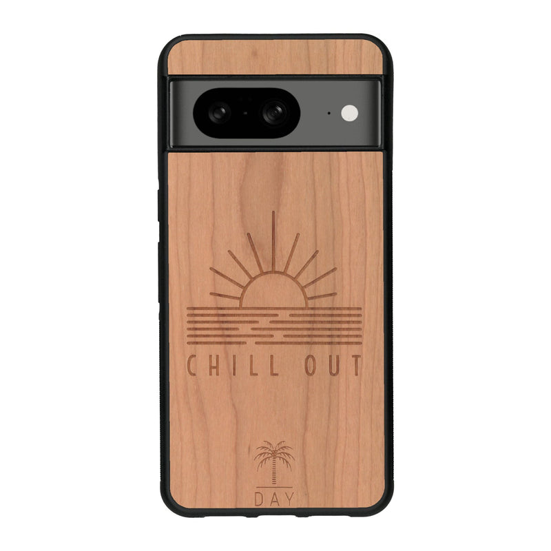 Coque de protection en bois véritable fabriquée en France pour Google Pixel 8 sur le thème chill avec un motif représentant un couché de soleil sur l'océan et la phrase "Chill out"