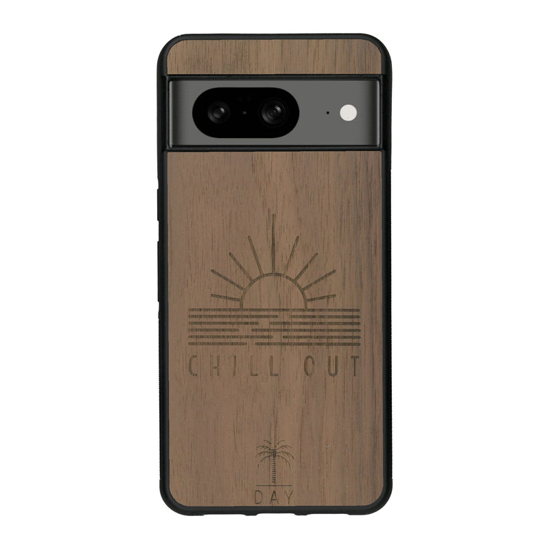 Coque de protection en bois véritable fabriquée en France pour Google Pixel 8 sur le thème chill avec un motif représentant un couché de soleil sur l'océan et la phrase "Chill out"