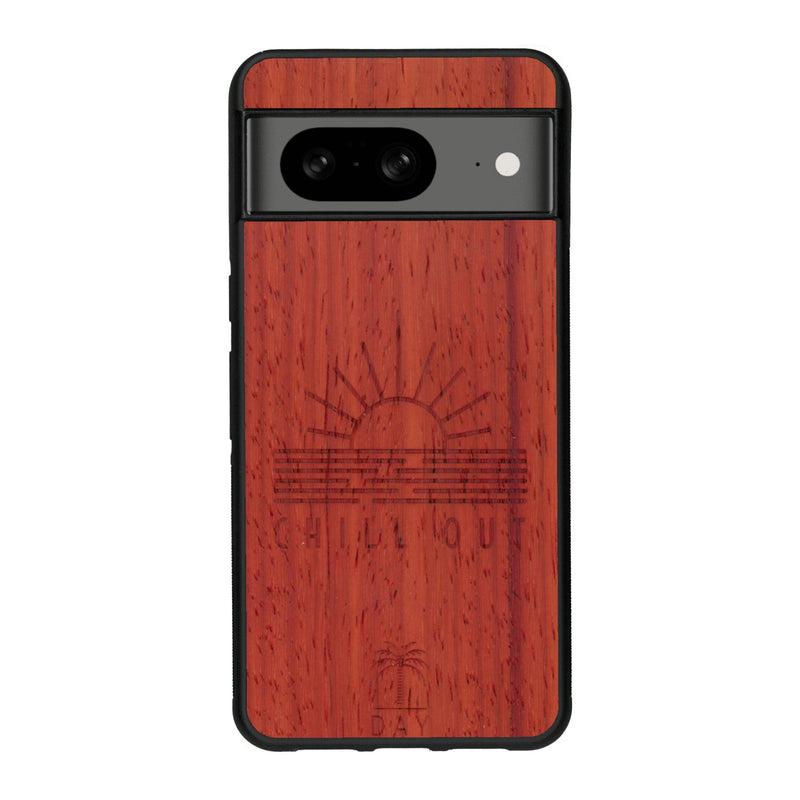 Coque de protection en bois véritable fabriquée en France pour Google Pixel 8 sur le thème chill avec un motif représentant un couché de soleil sur l'océan et la phrase "Chill out"