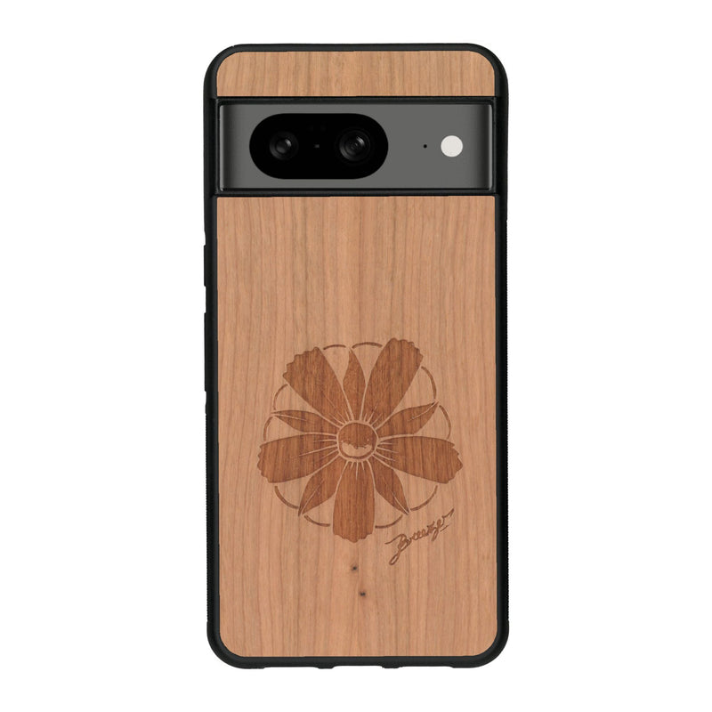 Coque de protection en bois véritable fabriquée en France pour Google Pixel 8 sur le thème des fleurs et de la montagne avec un motif de gravure représentant les pétales d'une fleur des montagnes