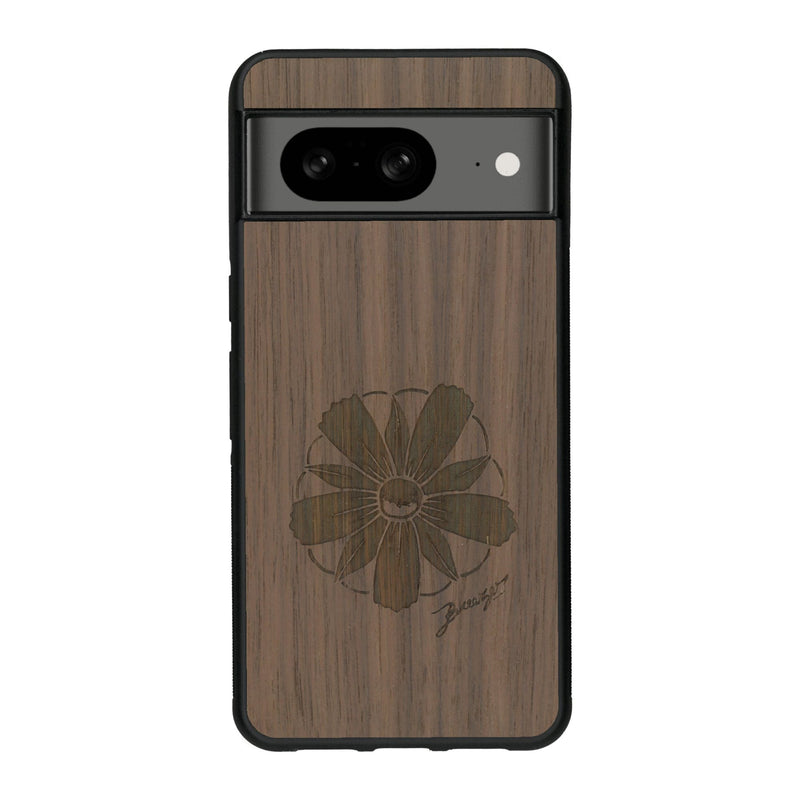 Coque de protection en bois véritable fabriquée en France pour Google Pixel 8 sur le thème des fleurs et de la montagne avec un motif de gravure représentant les pétales d'une fleur des montagnes