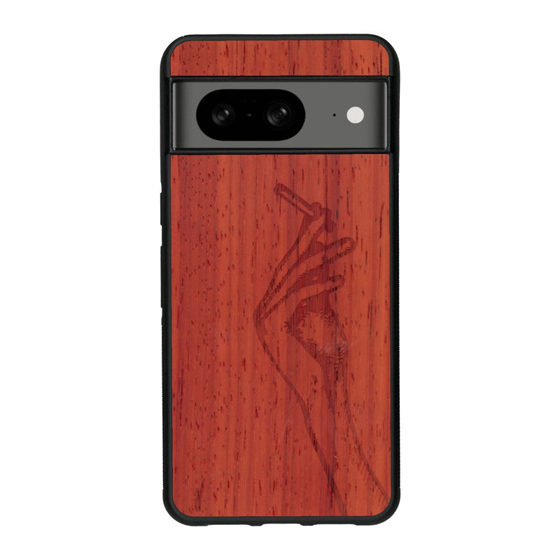 Coque de protection en bois véritable fabriquée en France pour Google Pixel 8 représentant une main de femme tenant une cigarette de type line art en collaboration avec l'artiste Maud Dabs