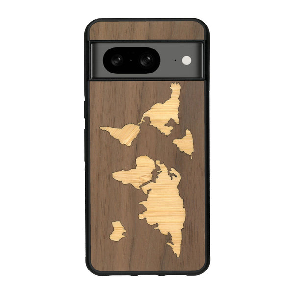 Coque de protection en bois véritable fabriquée en France pour Google Pixel 8 alliant du bambou et du noyer sur le thème du voyage et de l'aventure représentant une mappemonde