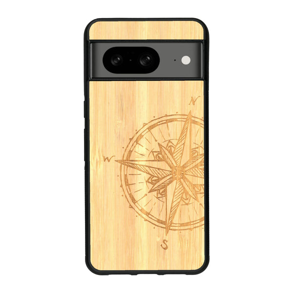 Coque de protection en bois véritable fabriquée en France pour Google Pixel 8 avec une gravure "rose des vents" sur le thème nautique et de l'océan qui s'inspire des boussoles de pirate